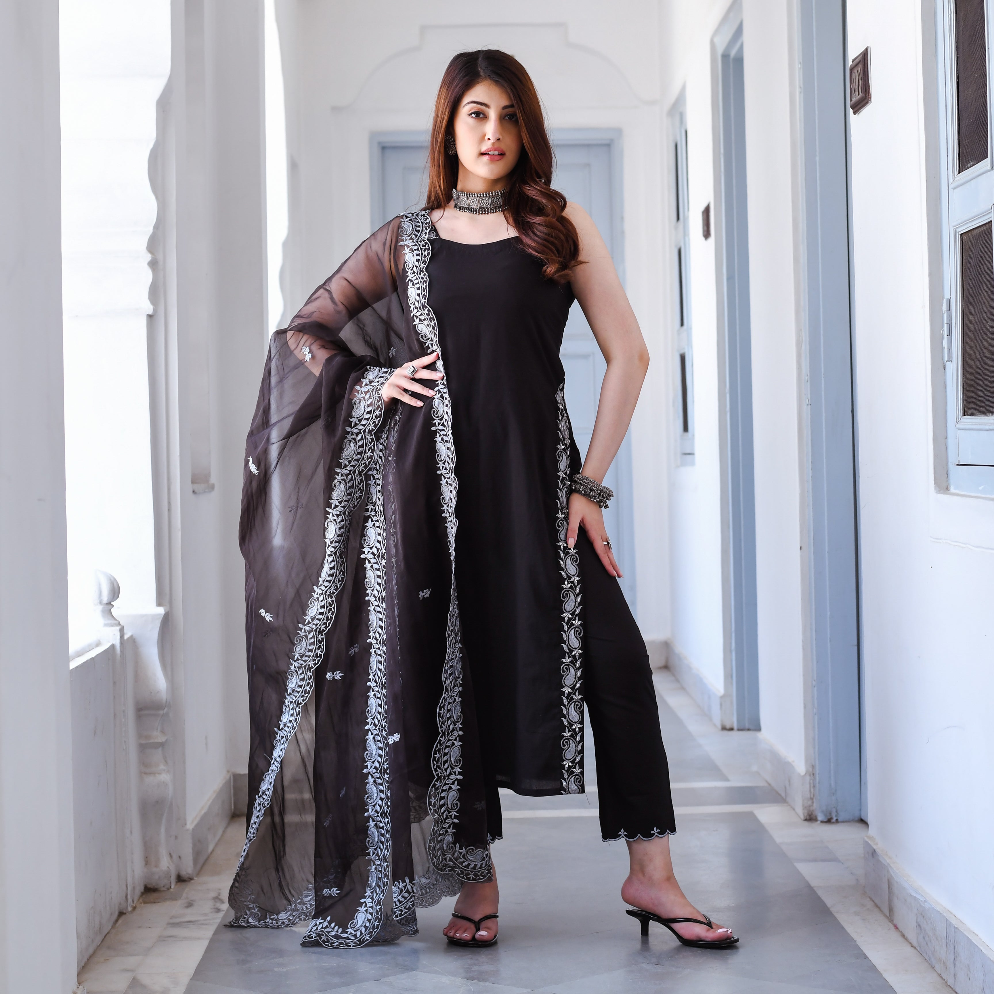 Dasya Black Designer Traditional Suit Set For Women Online